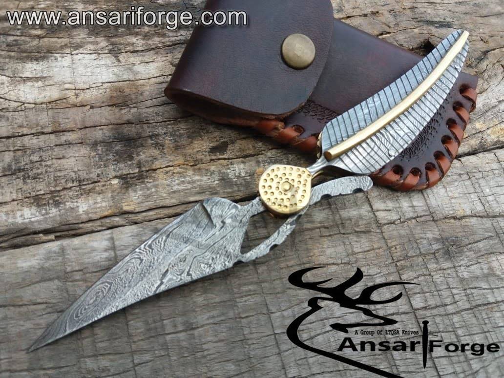 Close-up view of the hand-forged Damascus steel blade showcasing 526 layers and a 60 HRC hardness