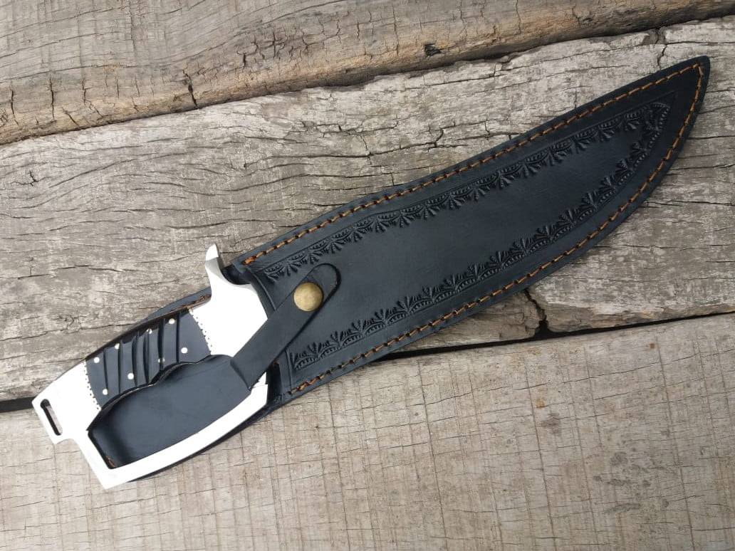 D-guard Bowie knife