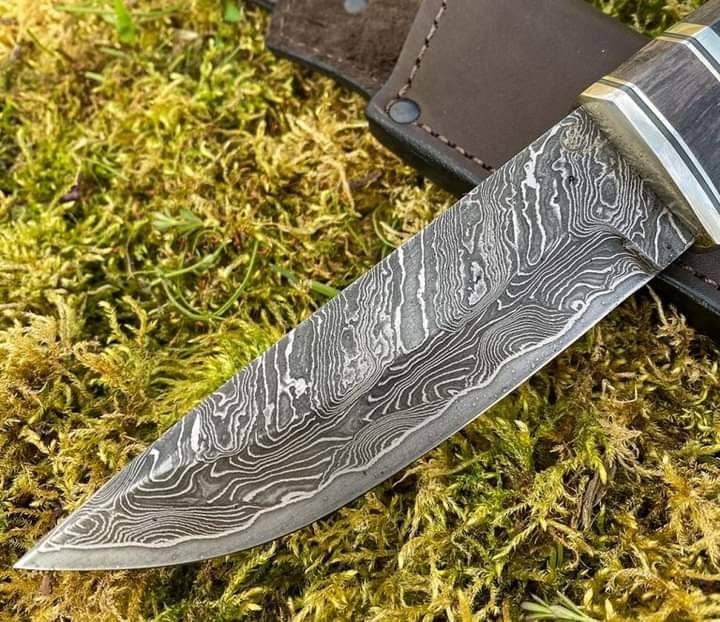 Fixed blade Damascus steel hunting knife