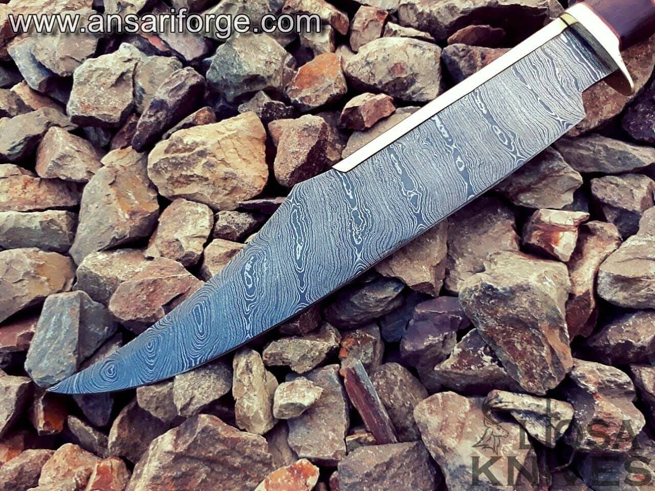Damascus blade Bowie knife for hunting.