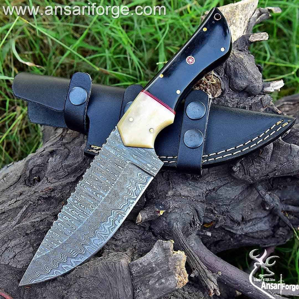 Hand-forged Damascus hunting knife.