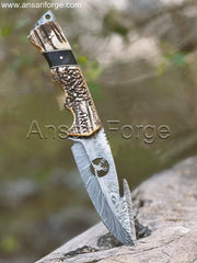 D-Skinner: A beautiful and functional Damascus steel hunting knife for every adventure.