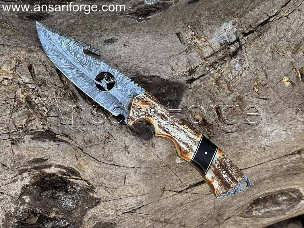 D-Skinner's Damascus steel blade showcasing the feather pattern.