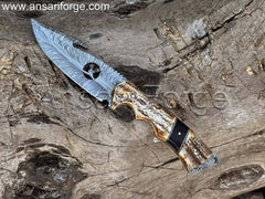 D-Skinner's Damascus steel blade showcasing the feather pattern.