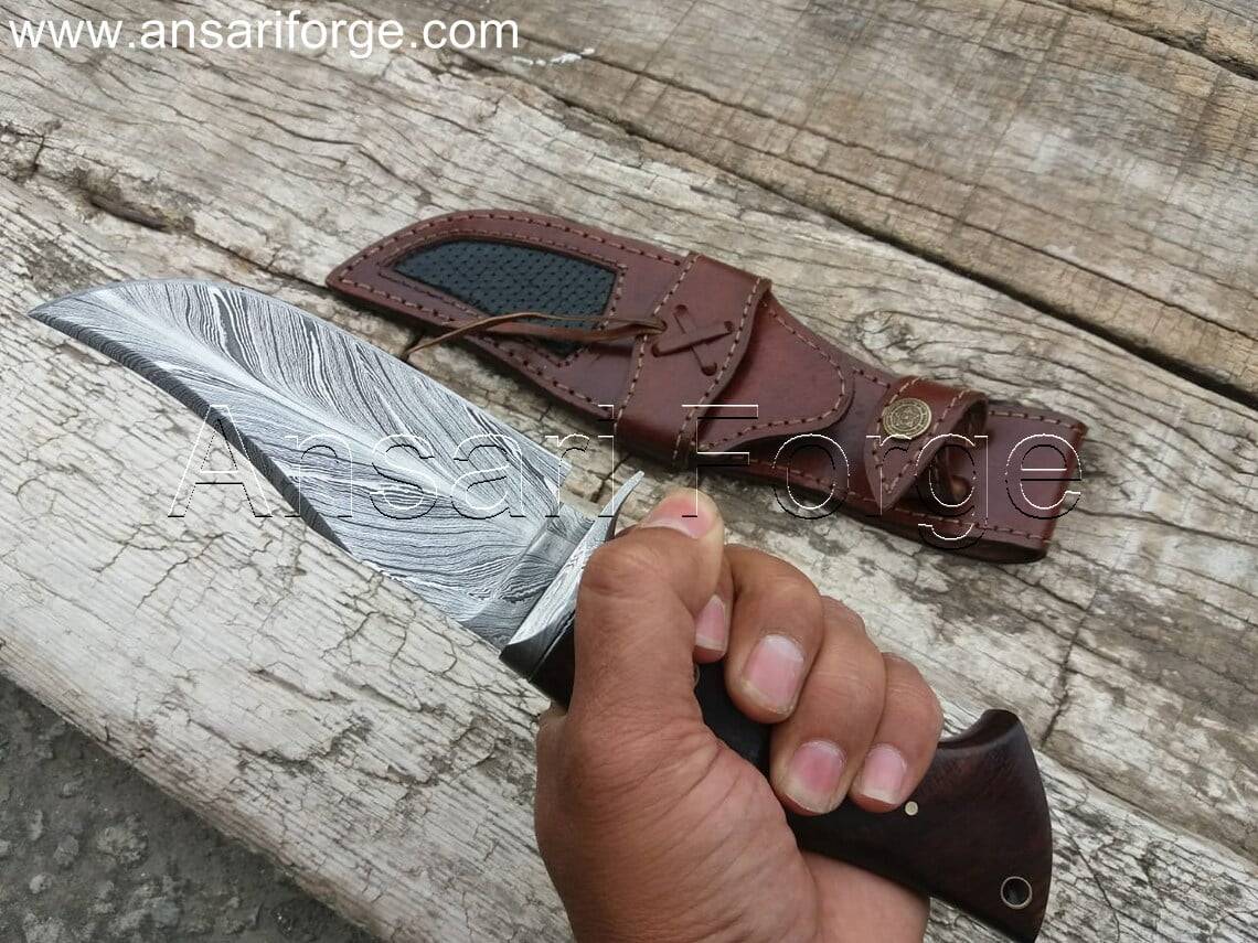 Custom Hand Made Forged Damascus Steel Hunting Knife With Feather Blade