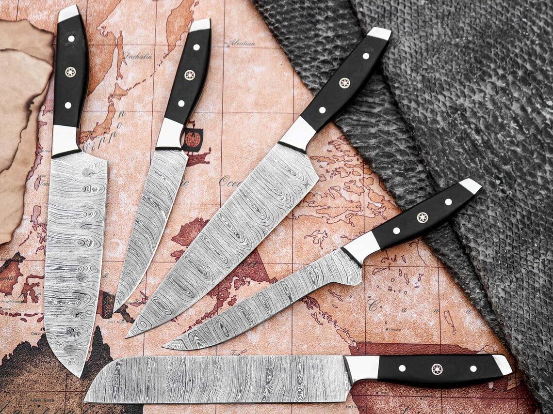 5-Piece Chef Knife Set Damascus Steel Featuring Full Tang Blades and Cowhide Leather Roll Bag.