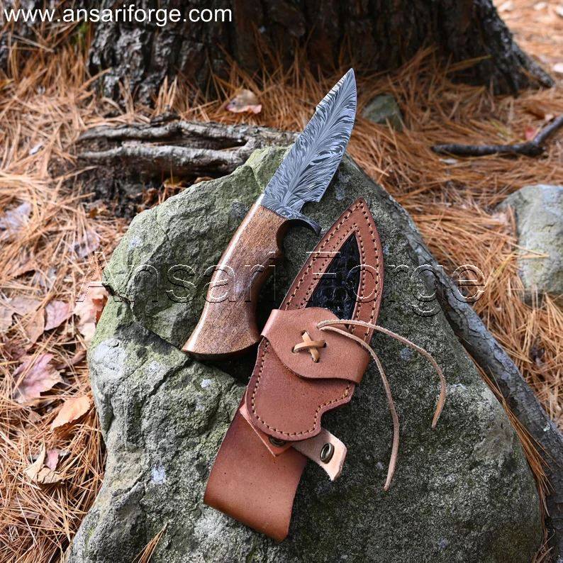 Feather Damascus Knife with 526-Layer Blade, Walnut Handle, and Leather Sheath