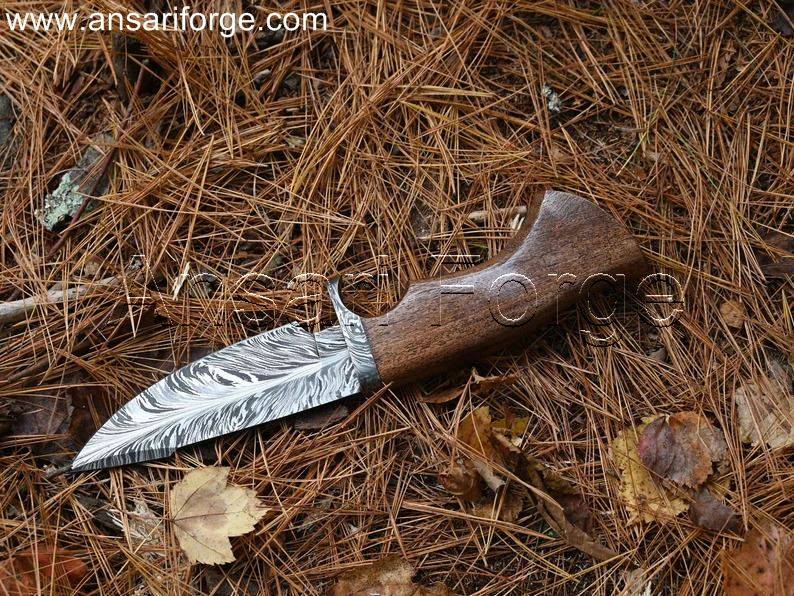 Handmade Feather Damascus hunting Knife with 526-Layer Blade, Walnut Handle, and Leather Sheath
