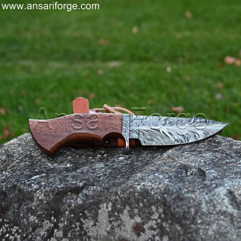 Feather Damascus Knife with 526-Layer Blade, Walnut Handle, and Leather Sheath