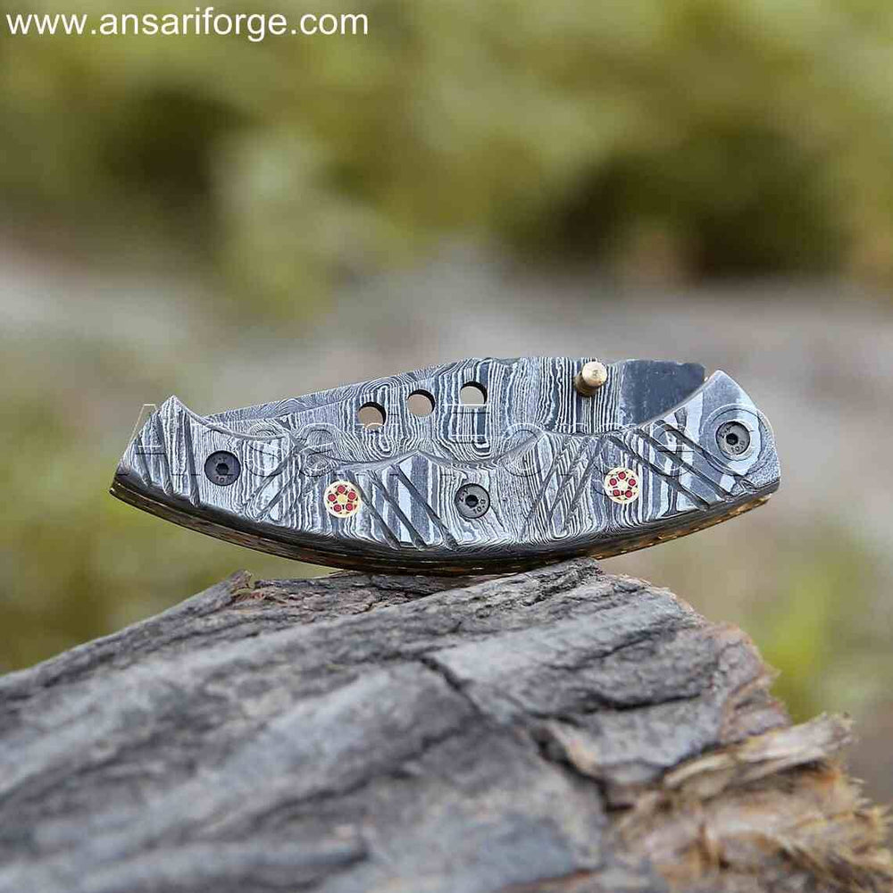 Hand-forged Damascus Pocket Knife with 58 HRC hardness blade.