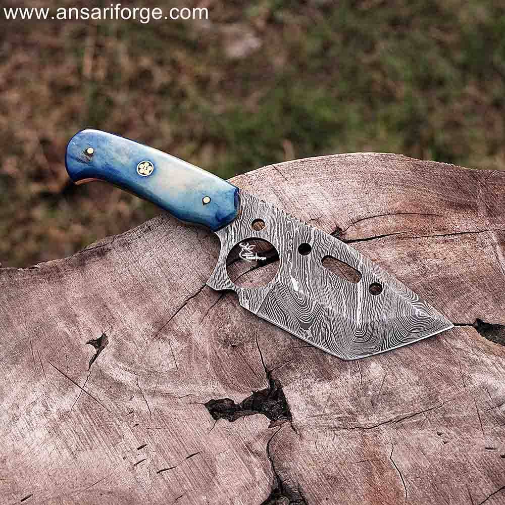 Honoo Damascus steel tanto blade with sharp point and layered pattern.