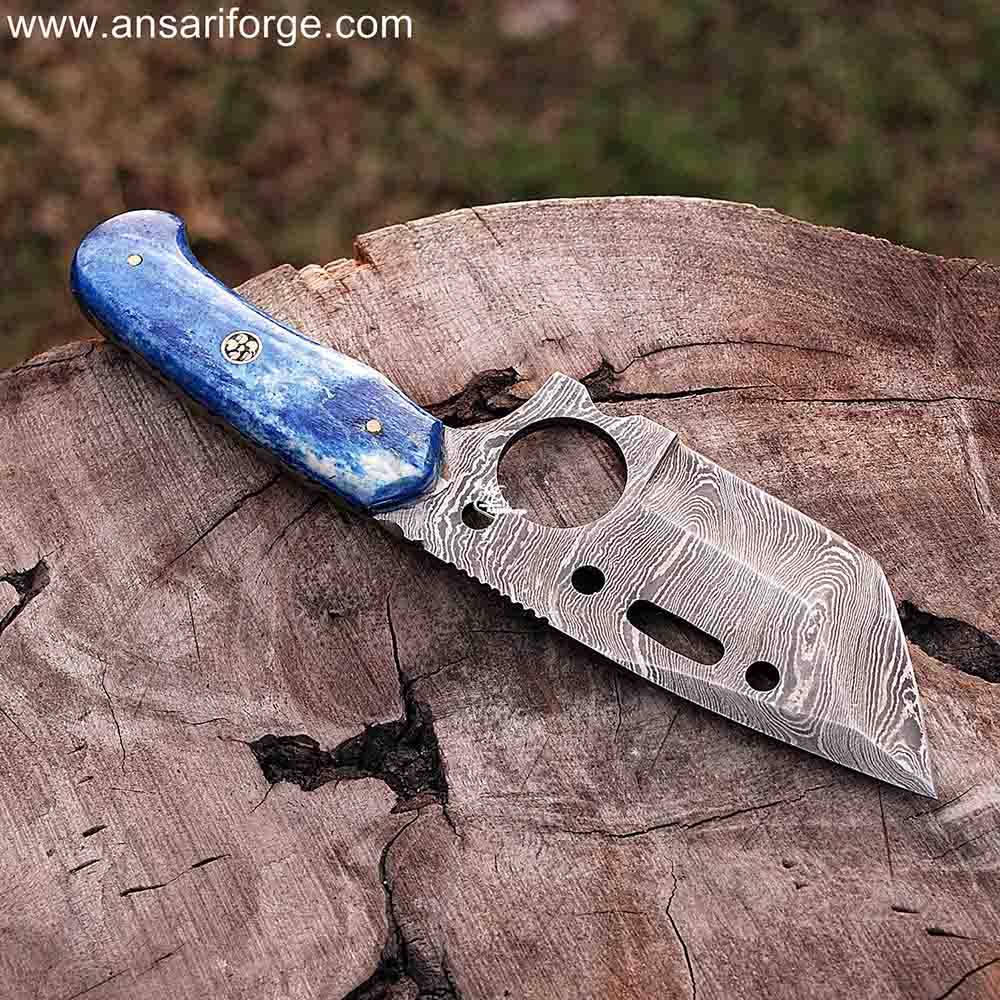Honoo Damascus steel tanto blade with sharp point and layered pattern.