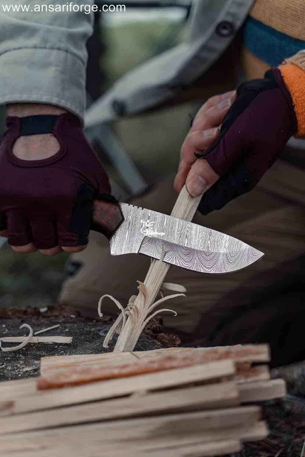 Bushcraft Knife: Full Tang Damascus Steel Blade, Rosewood Handle