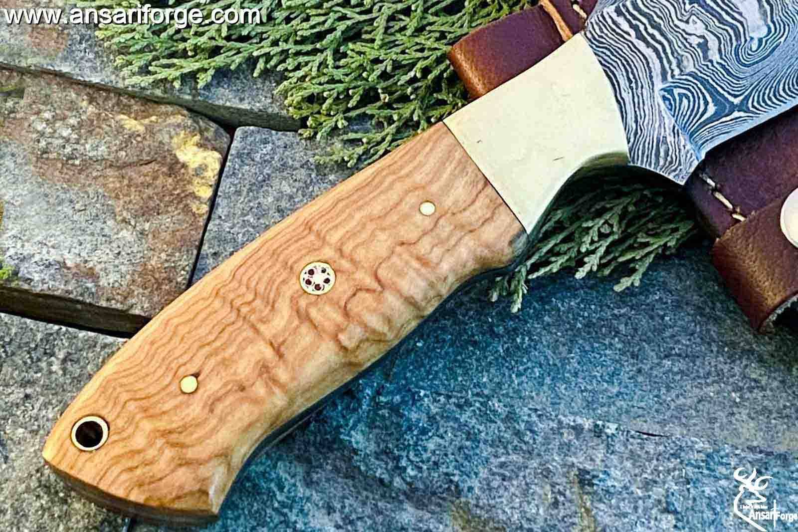 Handmade Damascus steel hunting knife olive wood handle and leather sheath