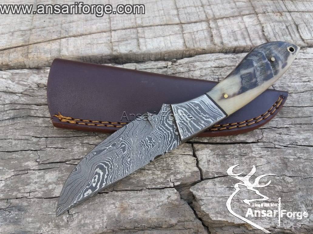 Damascus steel hunting knife ram horn handle and leather sheath