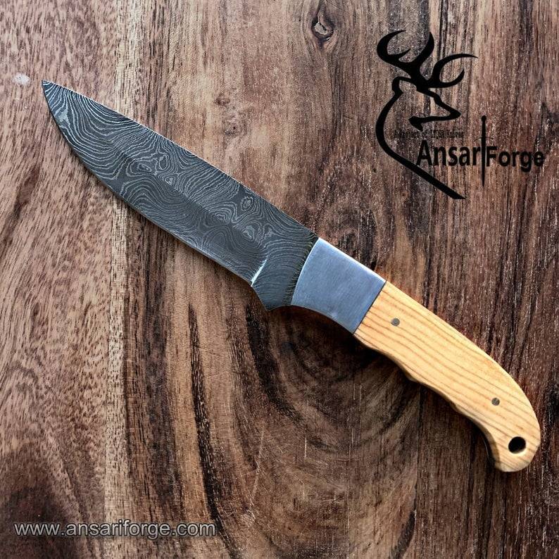 Damascus steel hunting knife Skinning knife
